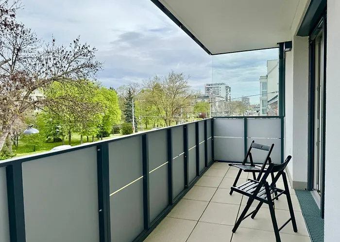Danube With Balcony & Free Parking Apartamento